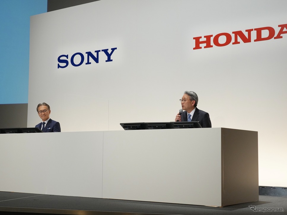 ソニーグループの吉田健一郎会長兼社長（向かって左）とホンダの三部敏宏社長（2022年3月4日の記者会見）《写真提供 ホンダ》