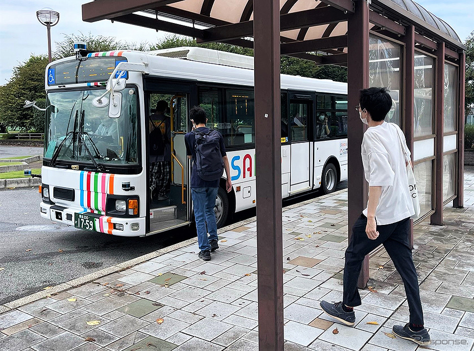 埼玉工業大学と最寄り駅 岡部駅を結ぶスクールバスで活躍する自動運転AIバス（日野レインボーII）《撮影撮影 編集部》