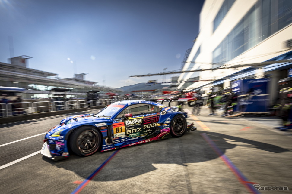 決勝レースへ向け勢いよくピットから飛び出すSUPER GTマシン(#61 SUBARU BRZ R&D SPORT(井口卓人/山内英輝))《撮影 益田和久》