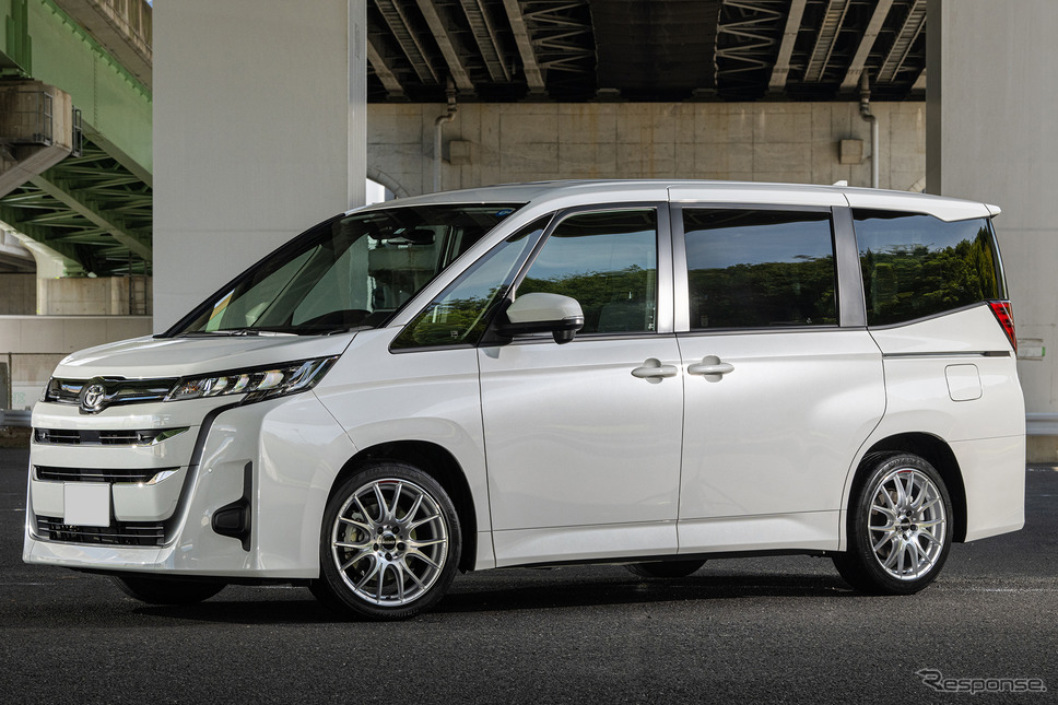 トヨタ ノア×レイズ ホムラ 2X7Plus 2022 LIMITED/18×7 1/2J IN45、タイヤサイズ=215/45R18《写真撮影 土屋勇人》