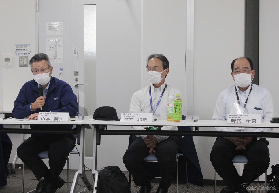 アイシンCESO・山本義久氏、アイシン グループ経営本部長・竹本和雄氏、アドヴィックス執行役員・野尻孝男氏《写真撮影 加賀啓伺》