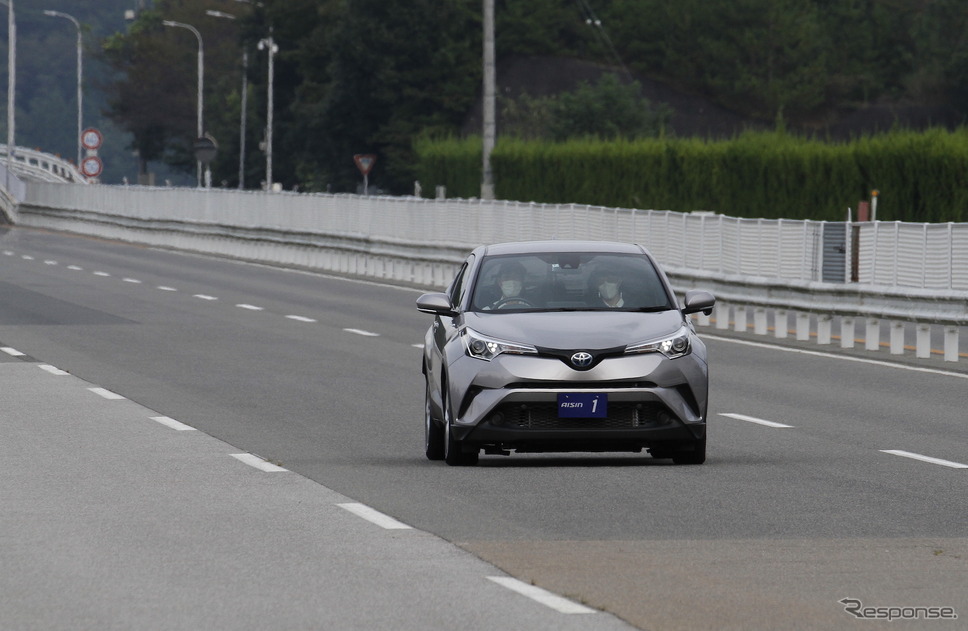 第3世代eアクスルを搭載した、トヨタ『C-HR』ベースの試作車《写真提供 アイシン》