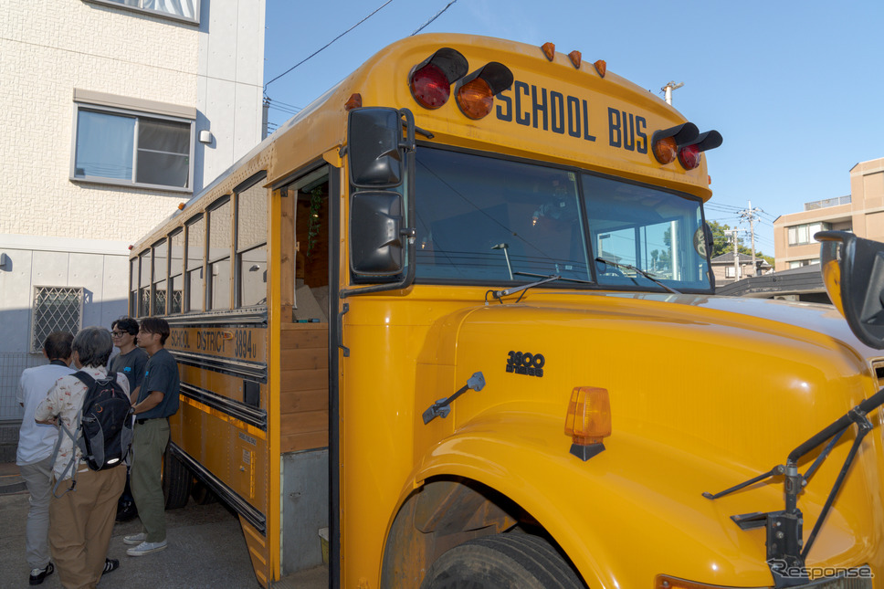 アメリカのスクールバスを利用したキャンピングカー。《写真撮影 関口敬文》