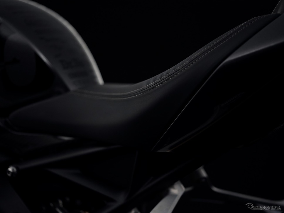 トライアンフ スピードトリプル1200RRボンドエディション《写真提供 トライアンフモーターサイクルズジャパン》