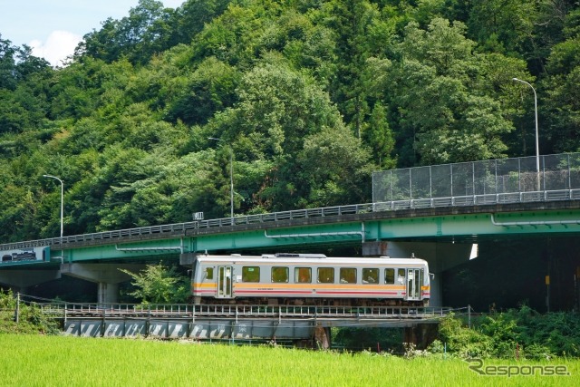 芸備線の普通列車。同線は広島都市圏の下深川〜広島間で輸送密度が8000人キロを超えていることから、路線全体の輸送密度は1106人キロとなっているが、全体の7割は1000人キロ以下と厳しい数字が続いている。《写真提供 写真AC》