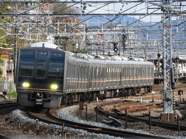 JR西日本で最大の輸送密度を誇る東海道本線（JR神戸線）大阪〜神戸間。《写真提供 写真AC》