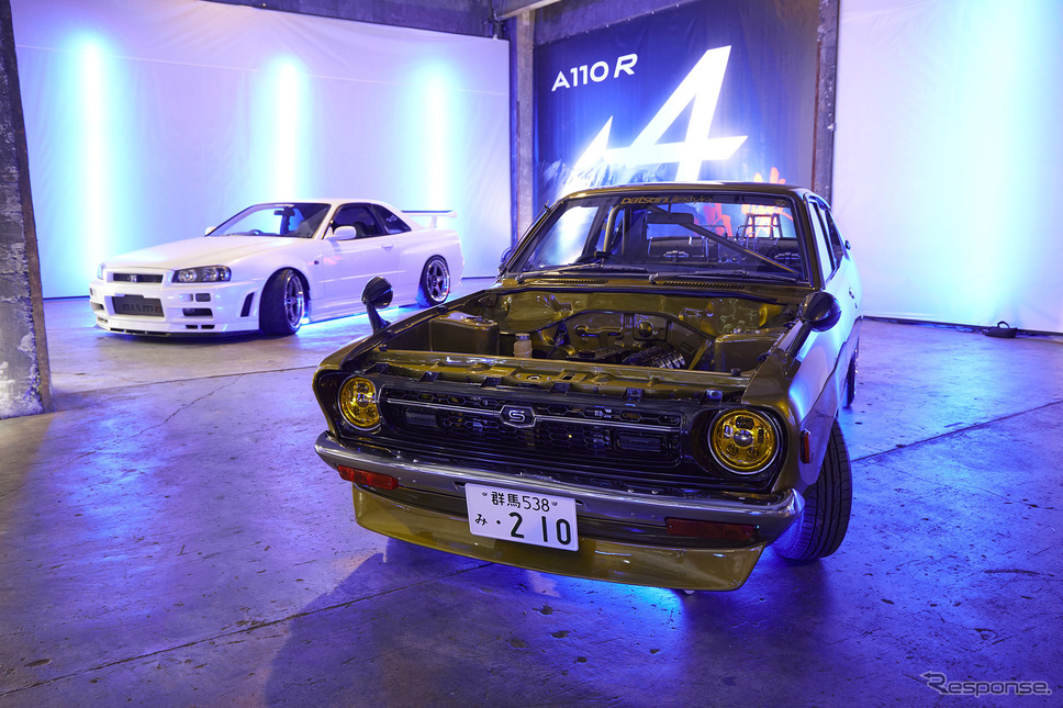 アルピーヌのエンブレムを背にした日本車のチューニングカーたち《写真提供 アルピーヌ》