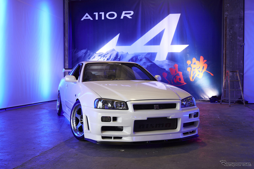 アルピーヌのエンブレムを背にした日本車のチューニングカー《写真提供 アルピーヌ》