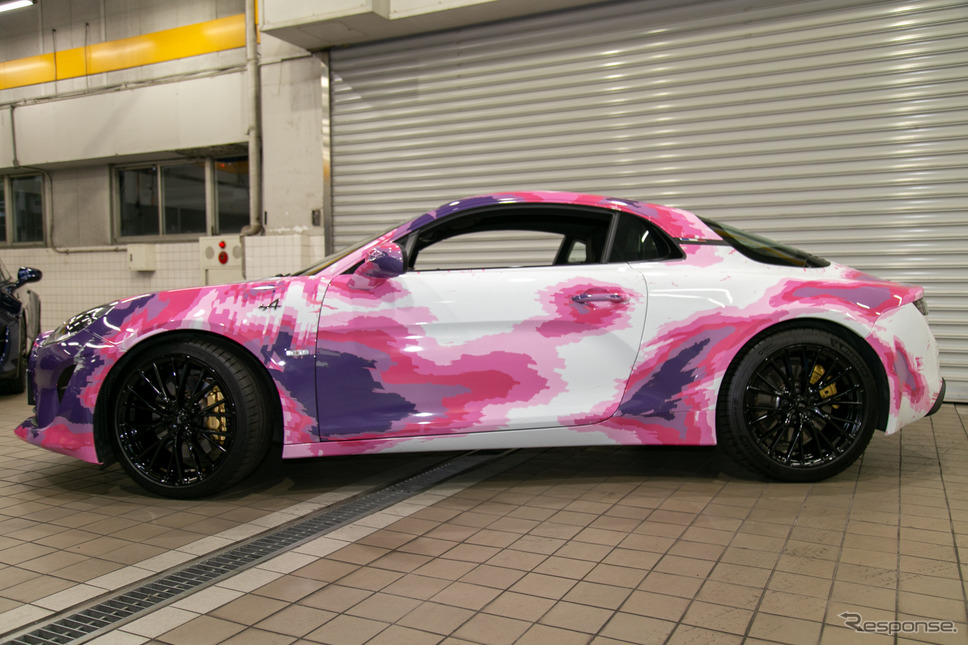 アルピーヌ×Obvious、コラボアートカー《写真撮影 二城利月》