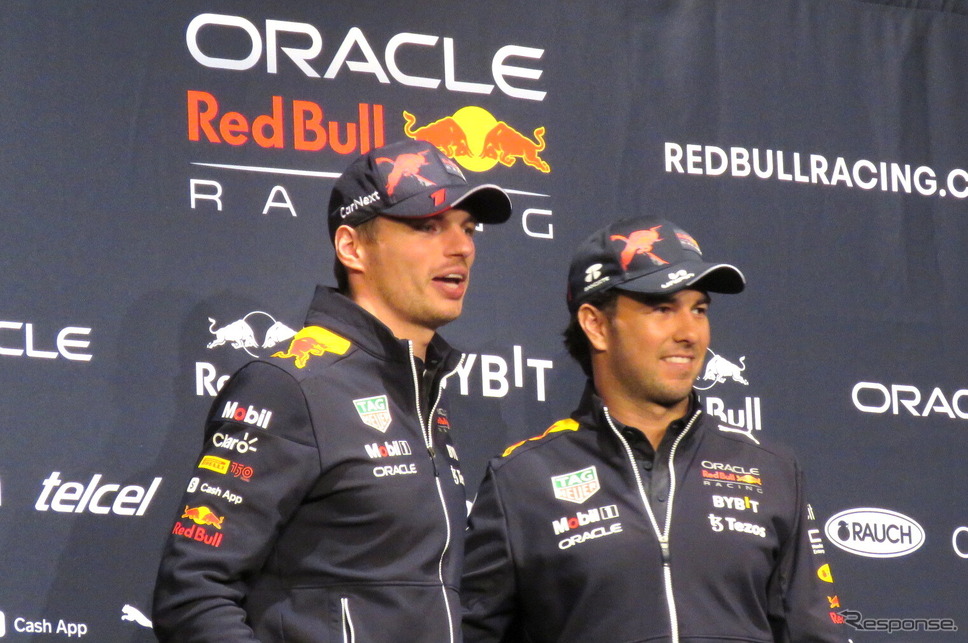 日本GPへの意気込みなどを語った、レッドブルのマックス・フェルスタッペン（左）とセルジオ・ペレス。《写真撮影 遠藤俊幸》