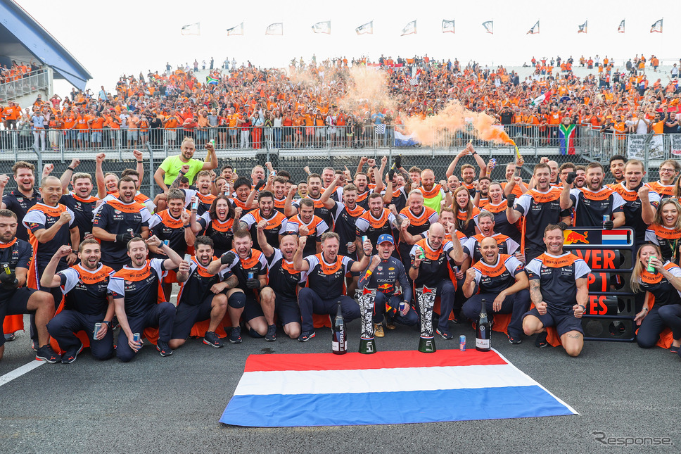 フェルスタッペンの“母国GP”2年連続制覇をチーム、観客らが一体になって祝う（2022年オランダGP）。《Photo by Red Bull》