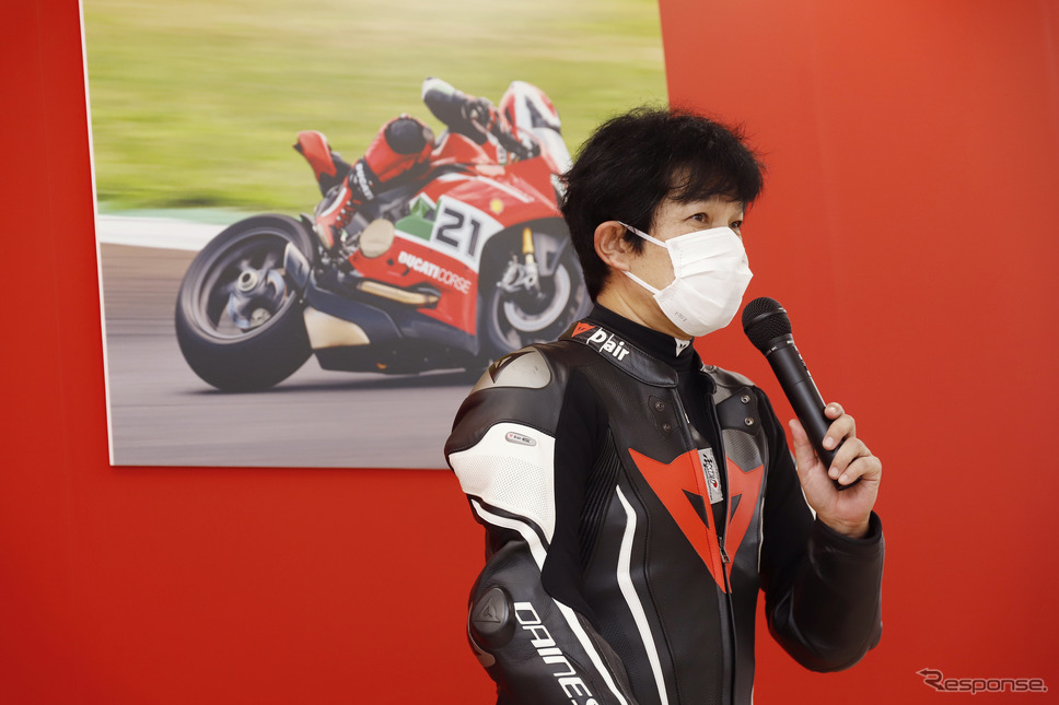 チーフインストラクターを務める、WGP250チャンピオンの原田哲也氏《写真撮影 小林岳夫》