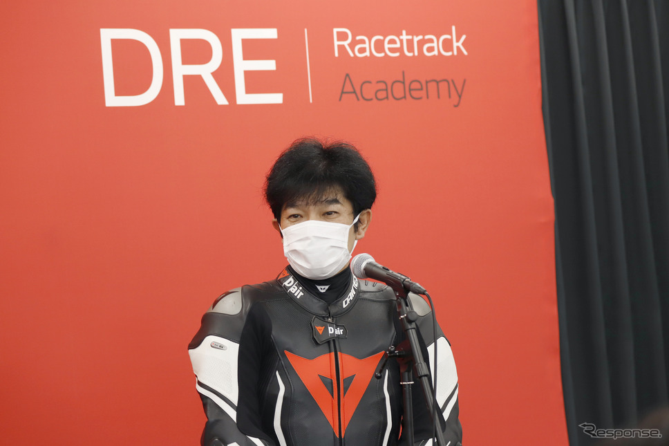 チーフインストラクターを務める、WGP250チャンピオンの原田哲也氏《写真撮影 小林岳夫》