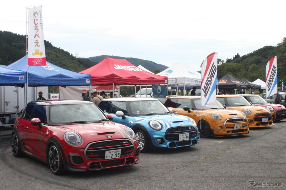 会場にズラリと並んだMINI《写真撮影 南部武寛》