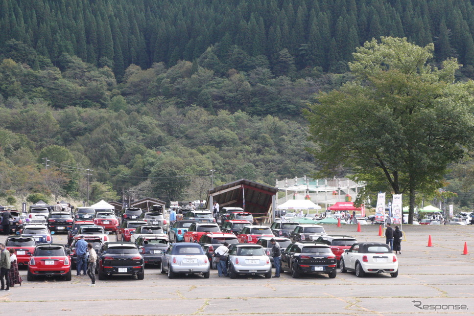 会場にズラリと並んだMINI《写真撮影 南部武寛》
