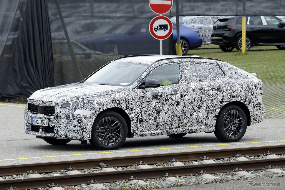 BMW X2 次期型プロトタイプ(スクープ写真)《APOLLO NEWS SERVICE》