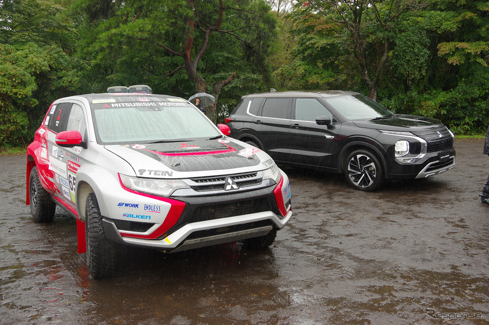 2013年から3年間、アジアクロスカントリーに参戦したアウトランダー PHEV(左)と現行アウトランダーPHEV(右)《写真撮影 宮崎壮人》