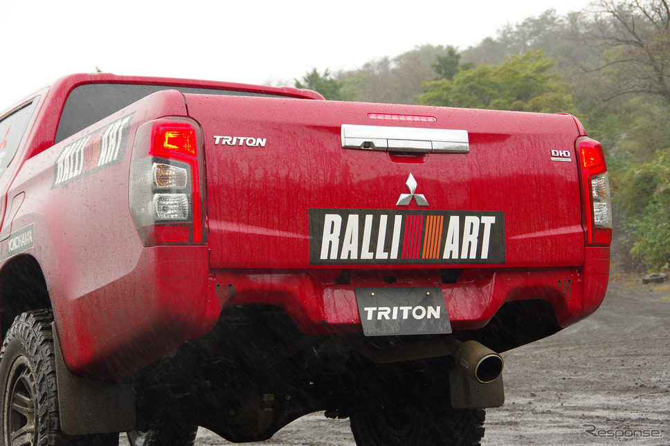 アジアクロスカントリーに参戦するチーム三菱ラリーアートの『トライトン』(先行試験車両)《写真撮影 宮崎壮人》