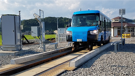 鉄路と道路の切換え点であるモードチェンジを通過するDMV。《写真提供 阿佐海岸鉄道》