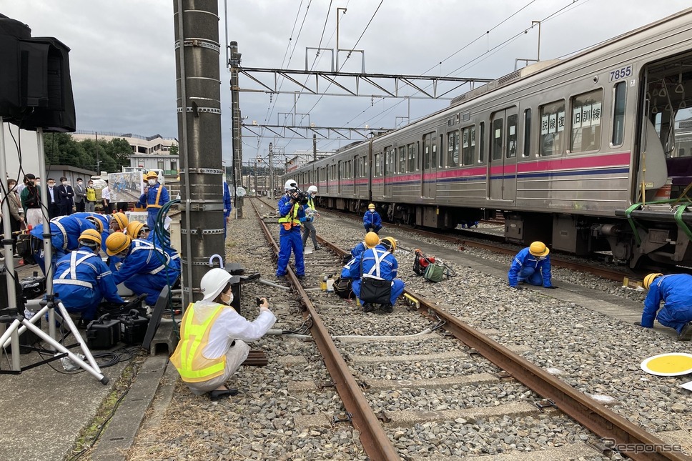 京王電鉄・総合事故復旧訓練：断線したレールの復旧。各訓練項目は並行して実施されるものもあった。《写真撮影 高木啓》
