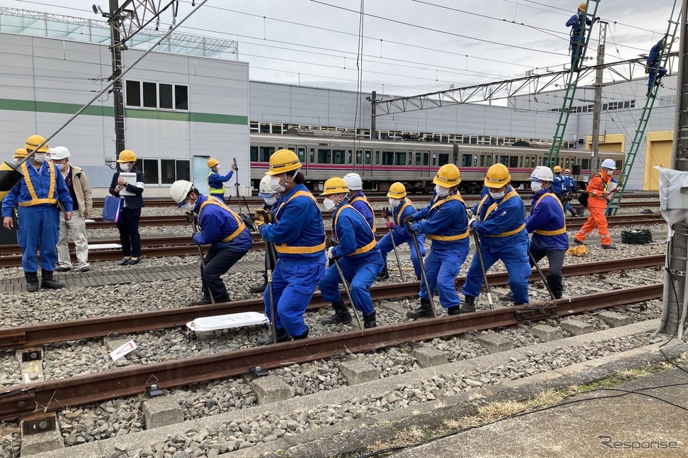 京王電鉄・総合事故復旧訓練：レールの位置決め。掛け声は「ヨッコイ！」《写真撮影 高木啓》