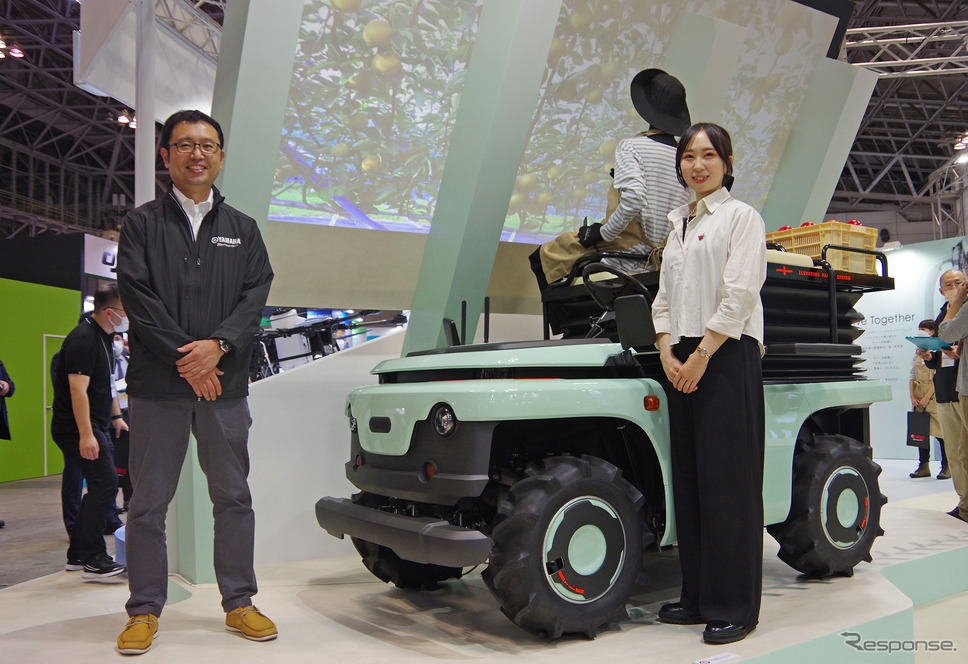 「Auto Guided Orchard Support vehicle」(果樹園作業支援自動走行車)を開発したヤマハ発動機の本田士郎さんと、デザイナーの武石真里さん《写真撮影 宮崎壮人》