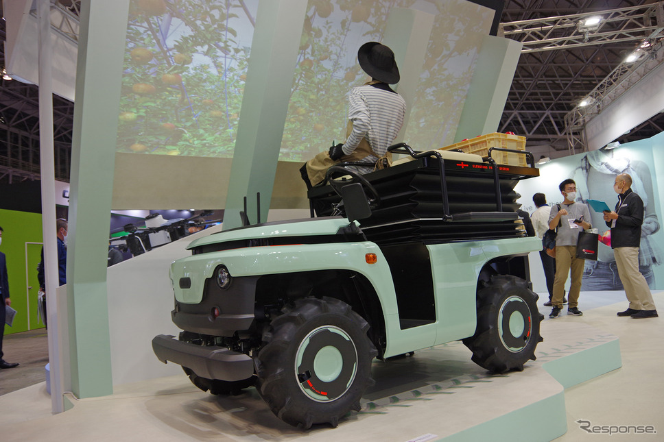 ヤマハ発動機が公開した「Auto Guided Orchard Support vehicle」(果樹園作業支援自動走行車)《写真撮影 宮崎壮人》