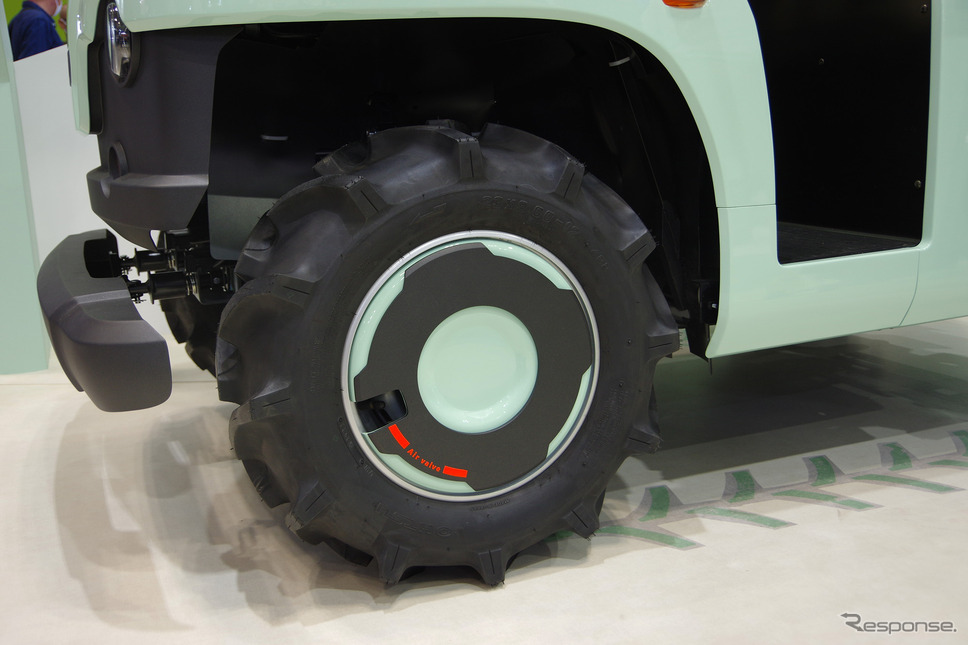 ヤマハ発動機が公開した「Auto Guided Orchard Support vehicle」(果樹園作業支援自動走行車)《写真撮影 宮崎壮人》