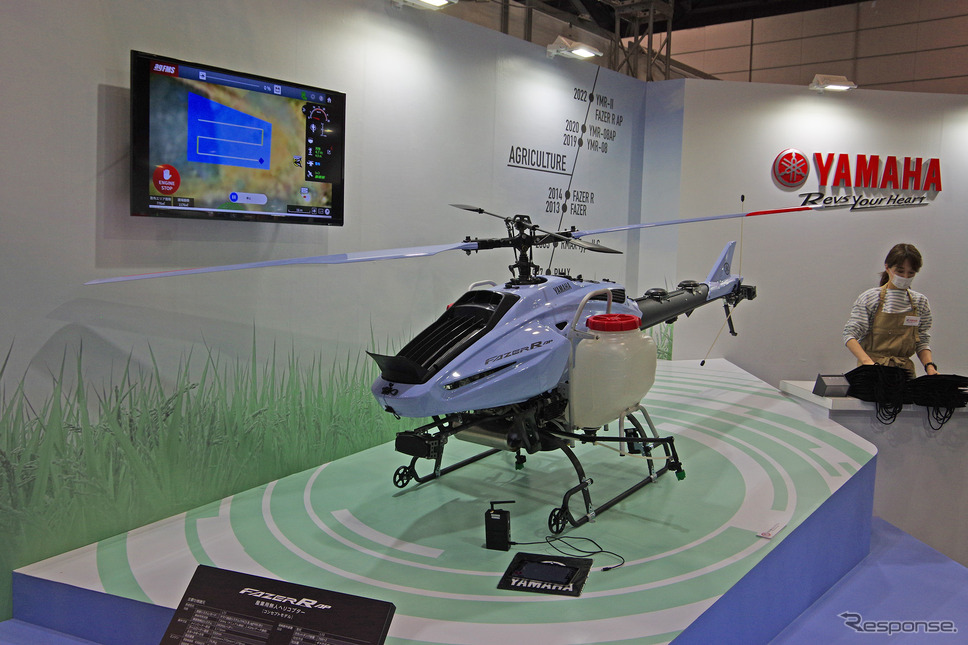 国際スマート農業EXPOに展示されたヤマハ発動機の産業用ヘリ《写真撮影 宮崎壮人》
