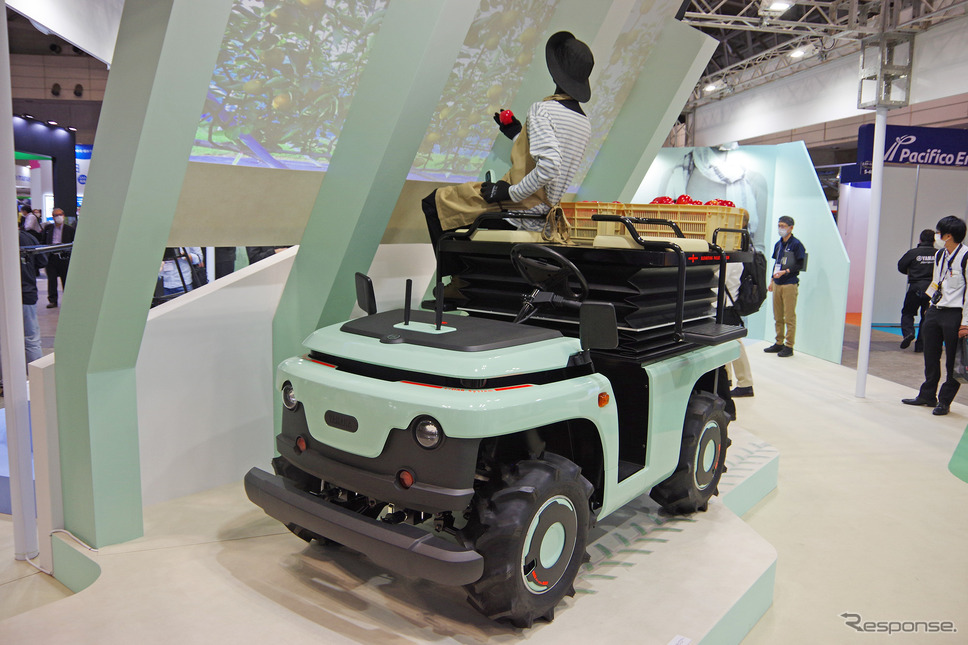 ヤマハ発動機が公開した「Auto Guided Orchard Support vehicle」(果樹園作業支援自動走行車)《写真撮影 宮崎壮人》