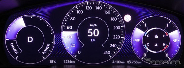 ドライブシーンに応じたモード表示「EV」《画像提供 パナソニックオートモーティブシステムズ》