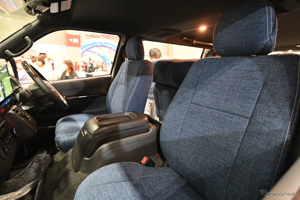 ユーアイビークル「フリースタイルパケージ キャンピングスタイル」の運転席と助手席《写真 廣井誠》