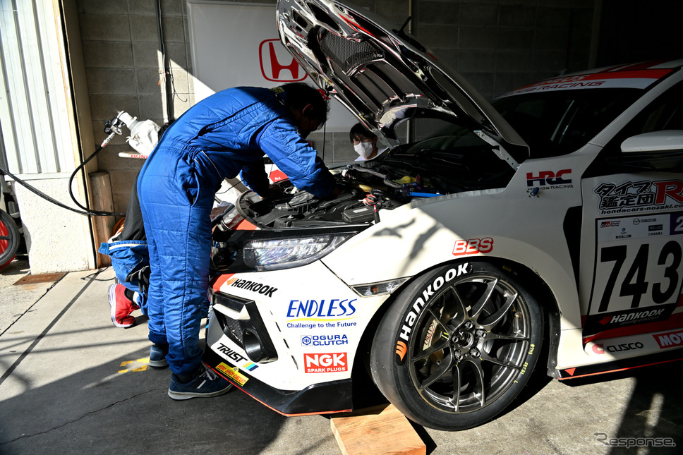 743号車Honda R&D Challenge FK8と若手エンジニア達《写真撮影 雪岡直樹》