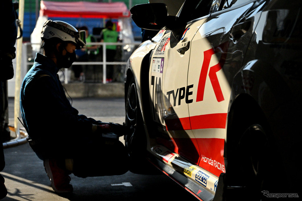 743号車Honda R&D Challenge FK8と若手エンジニア達《写真撮影 雪岡直樹》