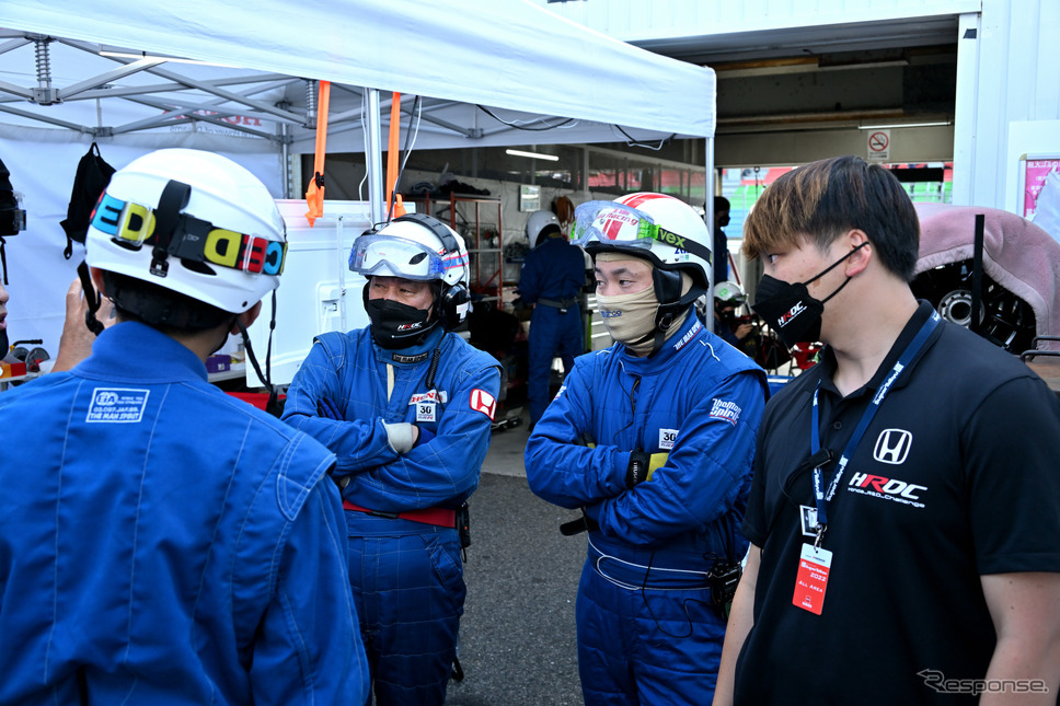 743号車Honda R&D Challenge FK8と若手エンジニア達《写真撮影 雪岡直樹》