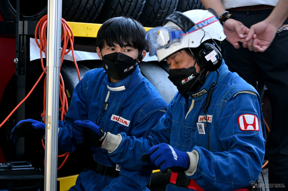 743号車Honda R&D Challenge FK8と若手エンジニア達《写真撮影 雪岡直樹》