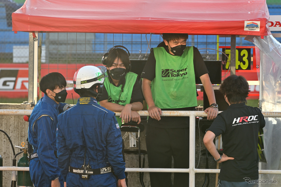 743号車Honda R&D Challenge FK8と若手エンジニア達《写真撮影 雪岡直樹》