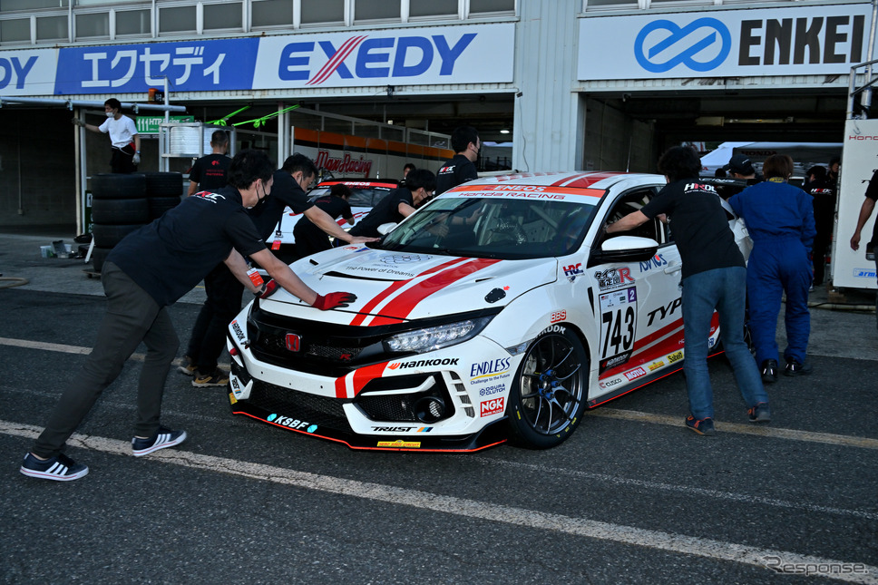 743号車Honda R&D Challenge FK8と若手エンジニア達《写真撮影 雪岡直樹》
