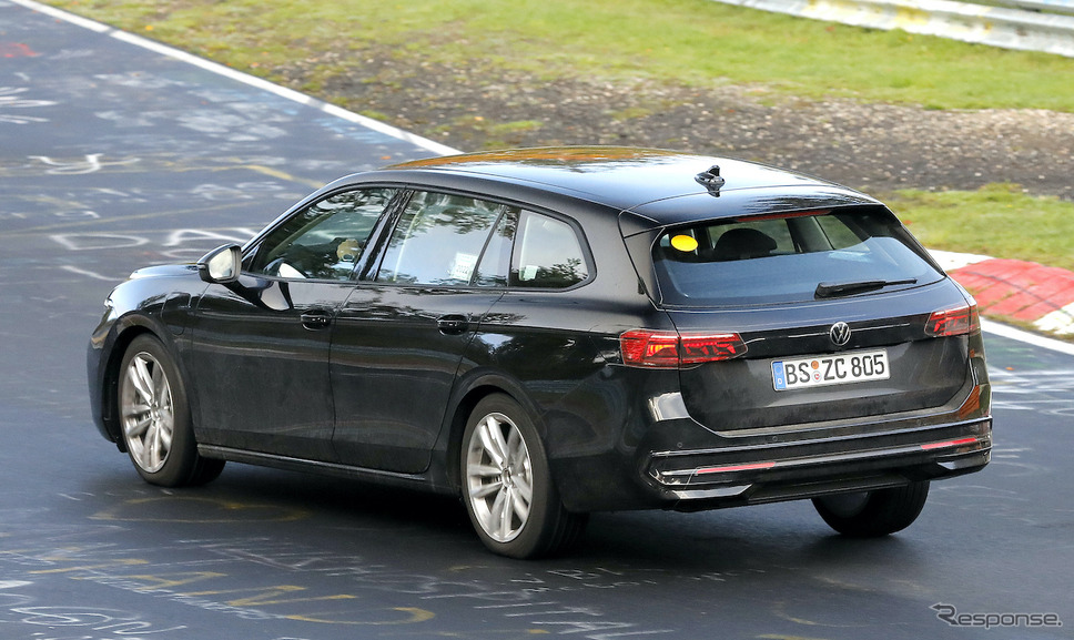 VW パサートヴァリアント PHEVモデルの次期型プロトタイプ(スクープ写真)《APOLLO NEWS SERVICE》
