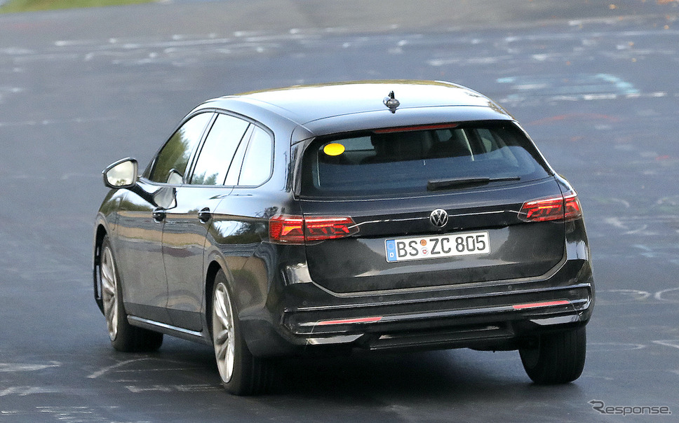 VW パサートヴァリアント PHEVモデルの次期型プロトタイプ(スクープ写真)《APOLLO NEWS SERVICE》