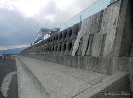 現況の擁壁《写真提供 中日本高速道路》