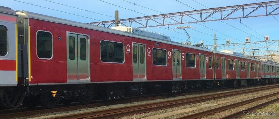 赤いラッピングがアクセントとなる東横線用の「Q SEAT」車。《写真提供 東急電鉄》