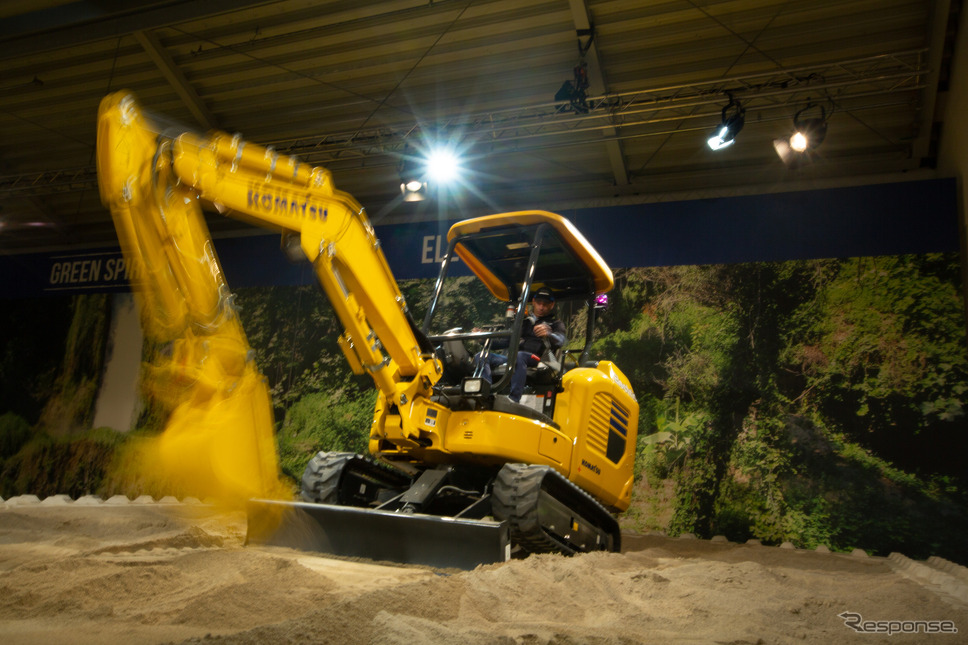 コマツがBauma 2019に出展した電動ショベルのプロトタイプ《Photo by Alexander Pohl/NurPhoto /ゲッティイメージズ》