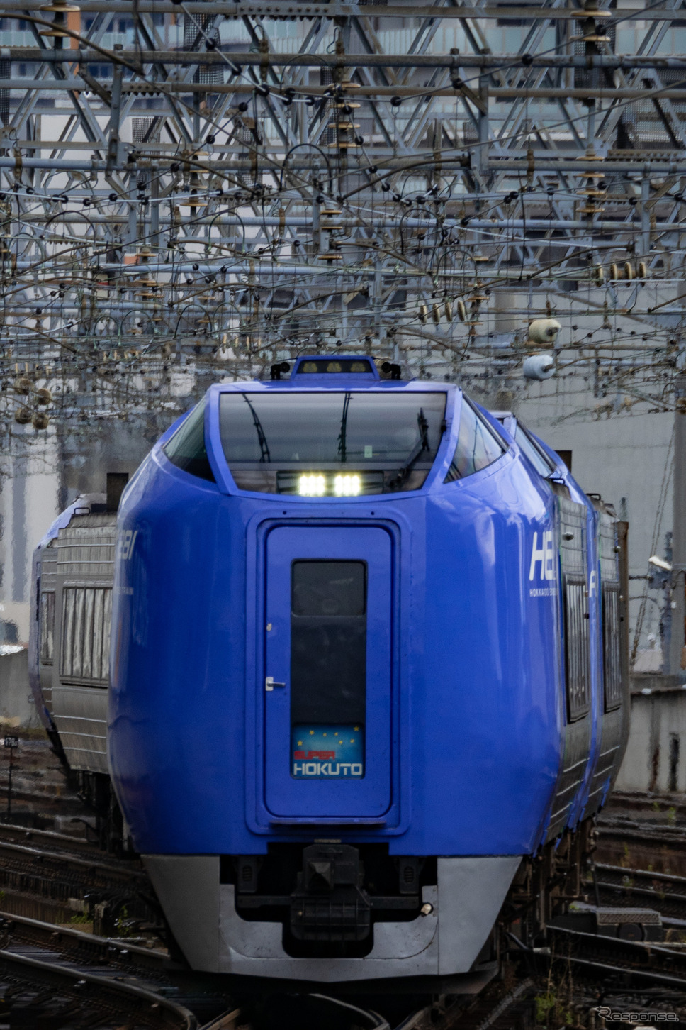 キハ281-901を先頭に札幌駅8番線ホームに進入する9097D『スーパー北斗』。スカートは当初のグレーのものに復刻されていた。《写真撮影 佐藤正樹》
