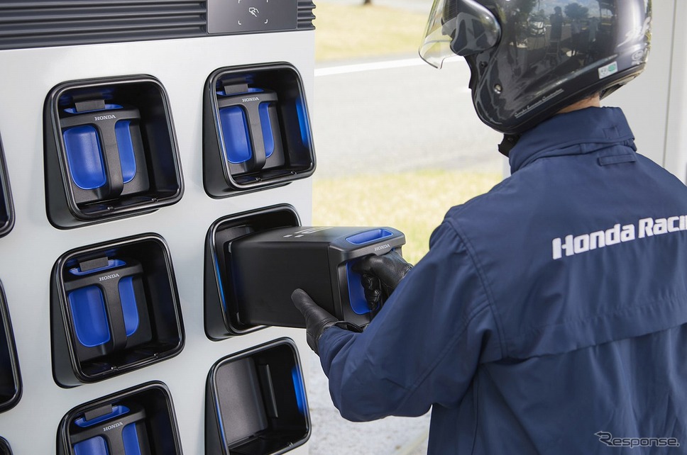 ホンダ パワーパックエクスチェンジャー e: バッテリー交換イメージ《写真提供 本田技研工業》