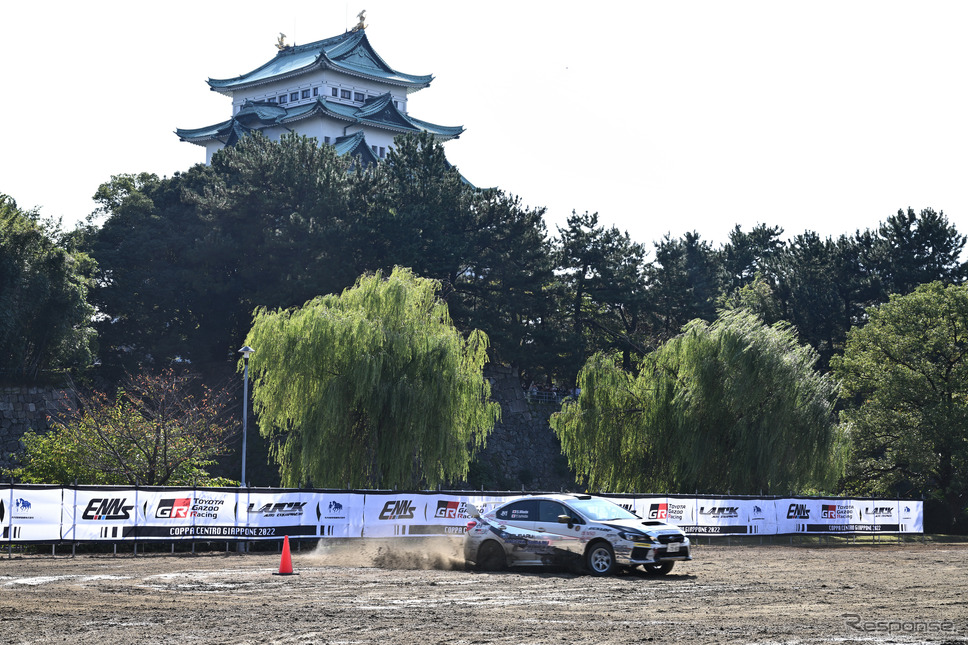 名古屋城を背に疾走するラリーカー《写真撮影 廣井誠》