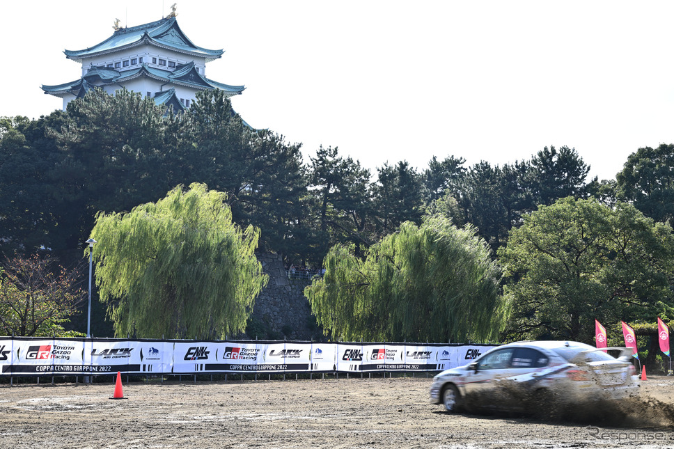 名古屋城を背に疾走するラリーカー《写真撮影 廣井誠》