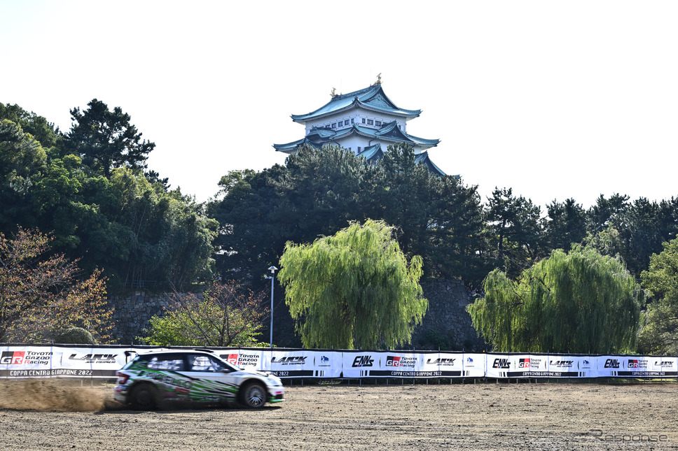 名古屋城を背に疾走するラリーカー《写真撮影 廣井誠》