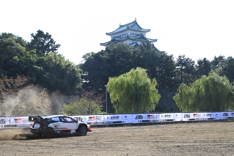 名古屋城を背に疾走するラリーカー《写真撮影 廣井誠》