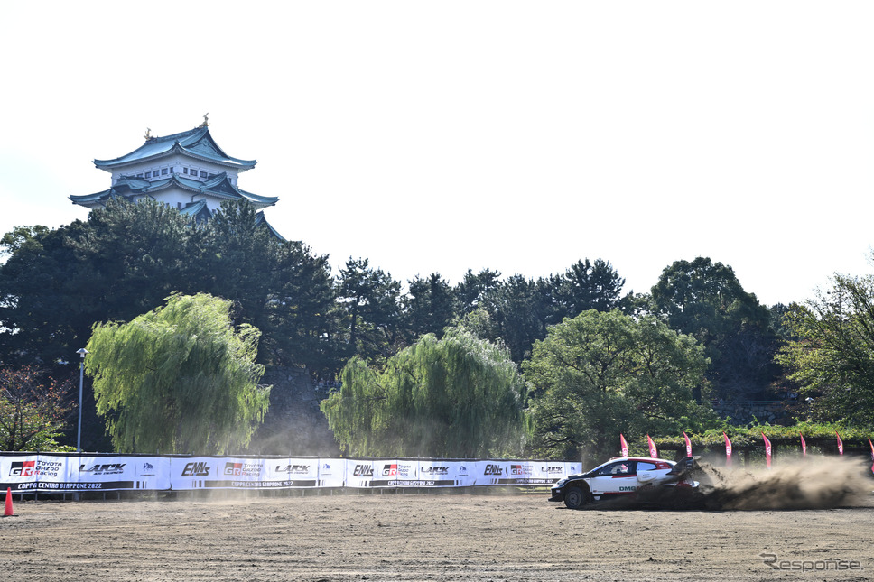 名古屋城を背に疾走するラリーカー《写真撮影 廣井誠》